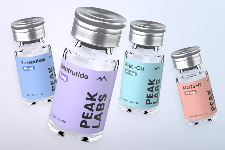 Cuatro viales PeakLabs con etiquetas de colores: Tirzepatide, Retatrutide, GHK-Cu y MOTS-C.